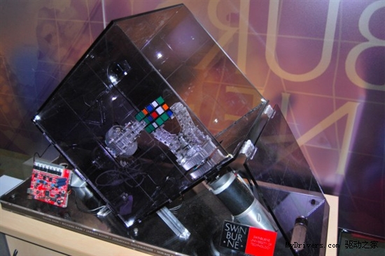 “身手”最敏捷的机器人 10秒成功转魔方