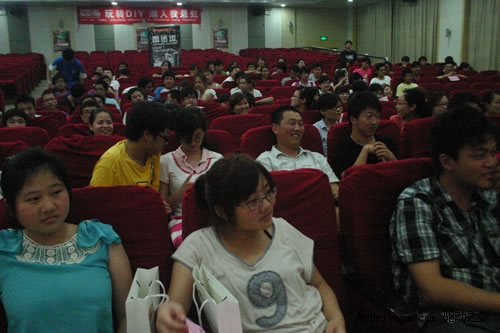 玩转DIY 潮人我最虹！七彩虹校园行民大站