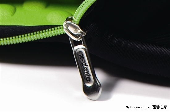 iPad 2惊世绝配！X-doria支架防震内胆包