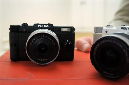 宾得发布全球最小可换镜头单电相机