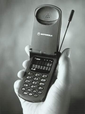 1996年1月3日，史上第一款翻盖手机——摩托罗拉的StarTAC发布