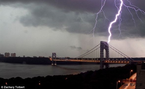摄影师捕捉闪电击中纽约大桥惊人瞬间