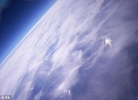 英男子自制简易航天器 计划抵达23.6英里高空