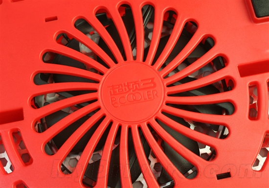 炫彩外壳设计 超频三H15笔记本散热垫评测