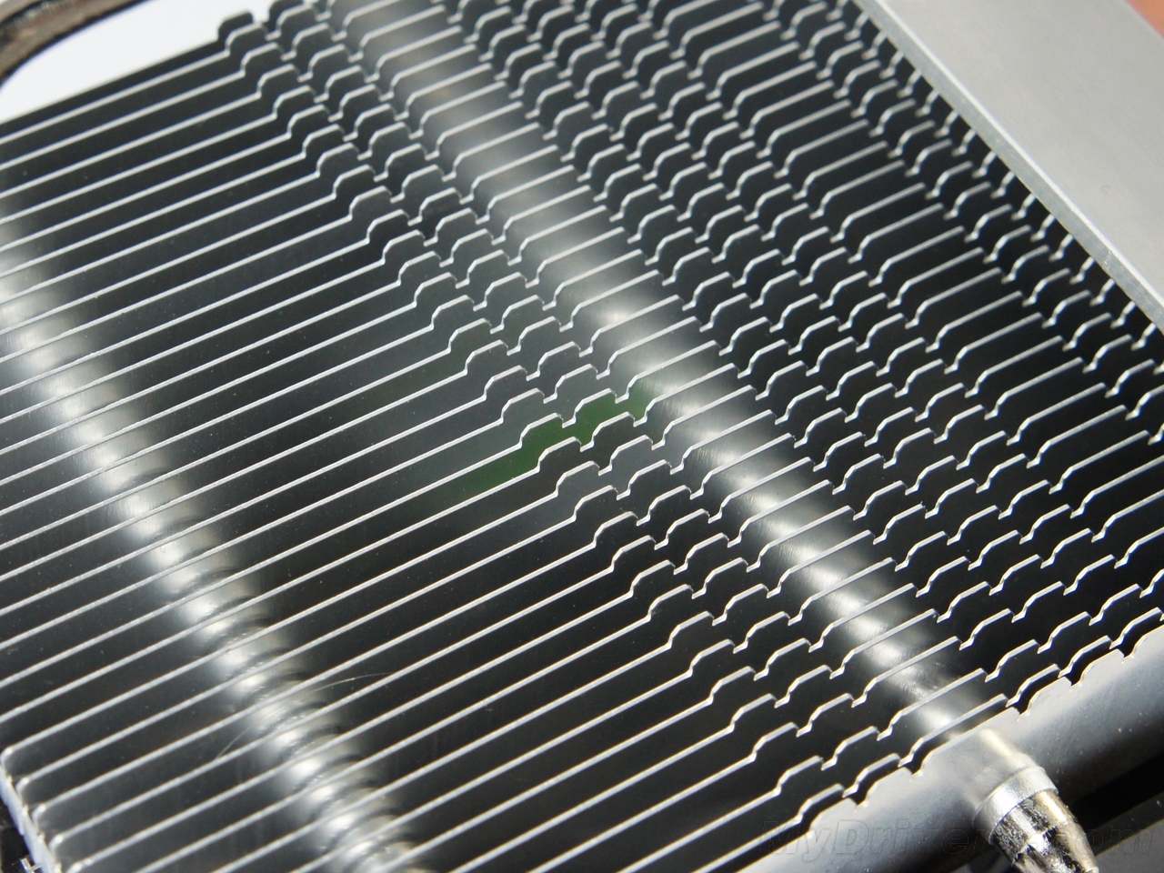 散热鳍片虽然没有采用扣fin工艺,但依然排列齐整.