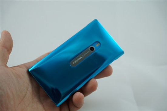 蓝色诱惑 诺基亚WP7靓机Lumia 800开箱图赏