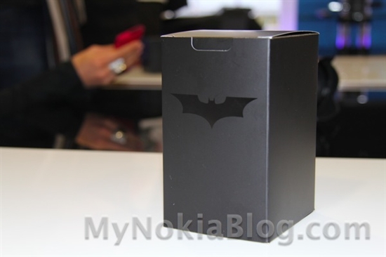 Lumia 800玩“变装”：蝙蝠侠定制版曝光
