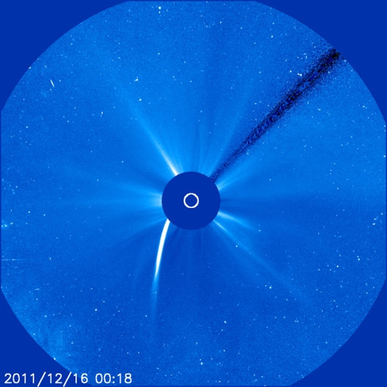 今晨一颗明亮掠日彗星冲向太阳自杀