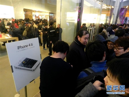 iPhone 4S大陆发售盛况：苹果店排长队联通官网瘫痪