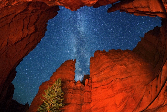 组图：壮观的峡谷银河夜空