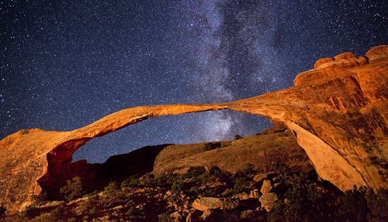 组图：壮观的峡谷银河夜空