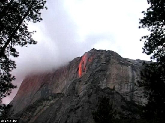 美国家公园壮观“火瀑布”奇景似流动熔岩