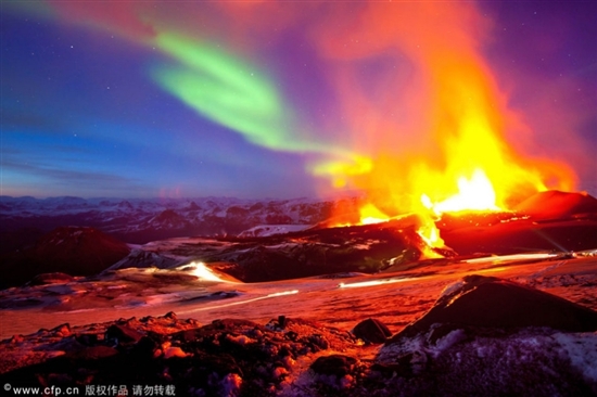 英国摄影师花七年拍极光伴随火山喷发美景