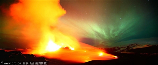 英国摄影师花七年拍极光伴随火山喷发美景