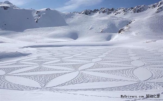 艺术家雪地踩出巨型复杂几何图案