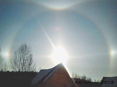 漠河北极村出现“幻日” 3个太阳同现天空