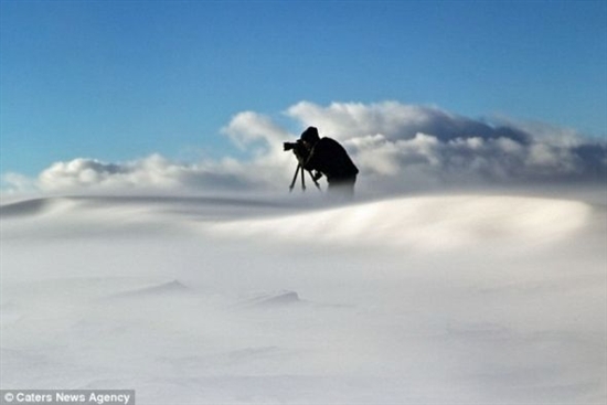 摄影师拍摄风卷雪片壮观场面似置身云端