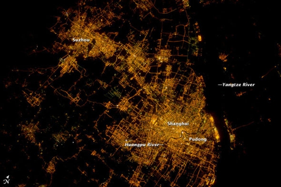 太空拍上海夜景展示10年巨变