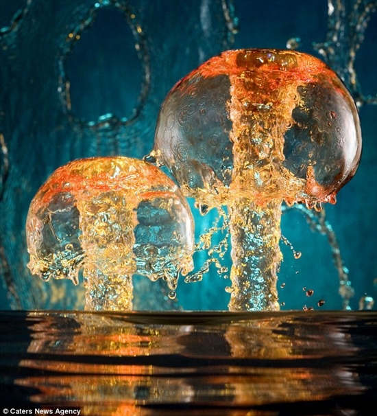 绚烂的“蘑菇”:高速摄影捕捉水花悬空瞬间