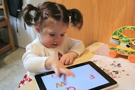 心理学家：孩子两岁前不宜接触iPad