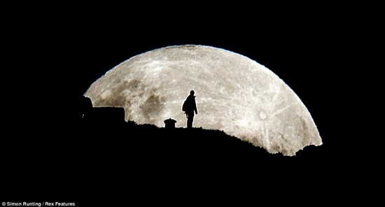 世界各地超级月亮美景：比平时亮16％