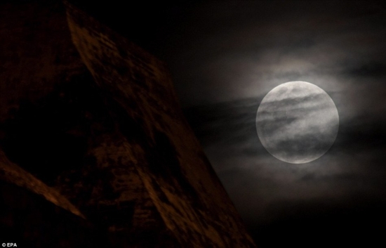 世界各地超级月亮美景：比平时亮16％