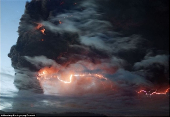 航拍冰岛极端地形：闪电划破火山灰云