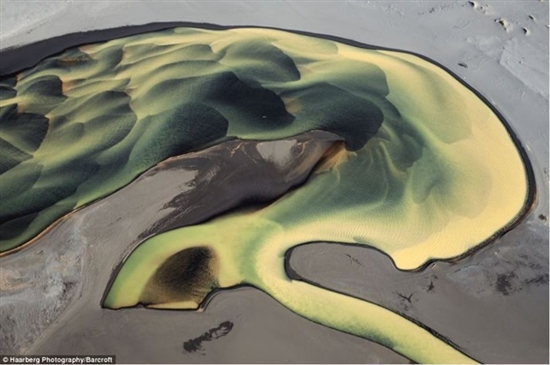 航拍冰岛极端地形：闪电划破火山灰云