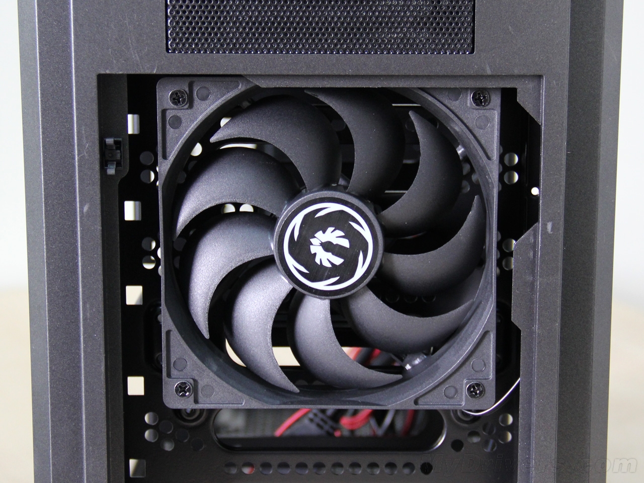 静音突出散热完备火鸟暗夜魅影机箱评赏