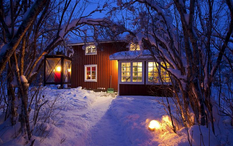 雪夜中温暖的小屋图片图片