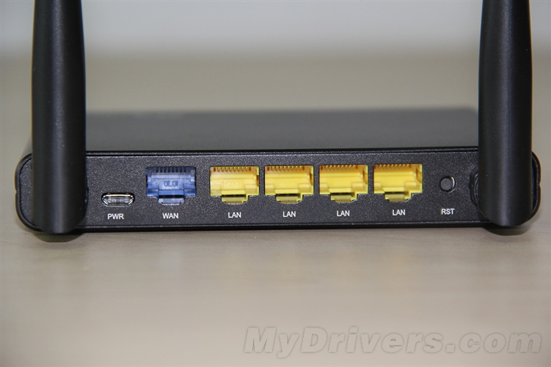 从左到右:电源接口,wan接口x1,lan接口x4,rst键.