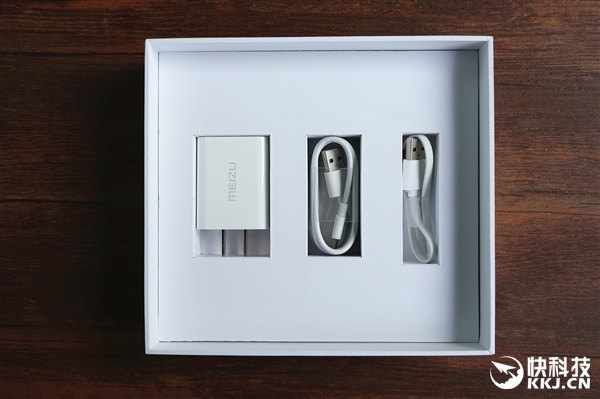 ����5s��è��װ���䣺85������Ѫ+1��mAh�ƶ���Դ