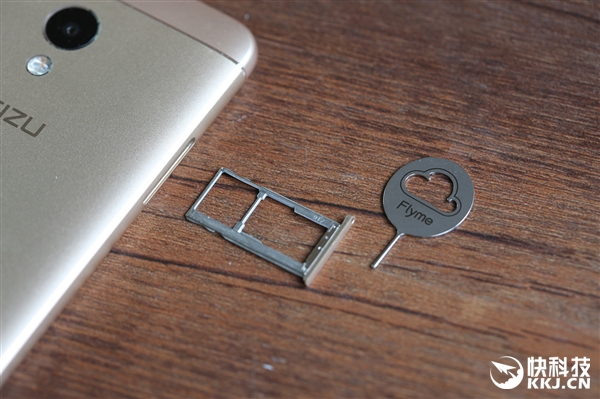 ����5s��è��װ���䣺85������Ѫ+1��mAh�ƶ���Դ