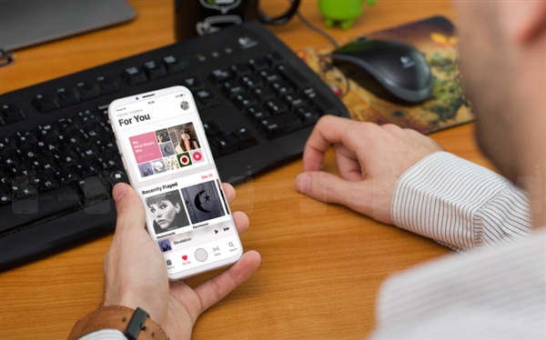 iPhone 8��Galaxy S8���ζԱȣ���ռ�ȶ������죡