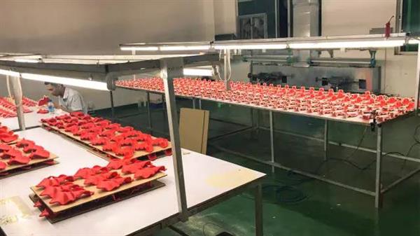 �ɽ�������ְ칤����̽���ڼ���Ů������