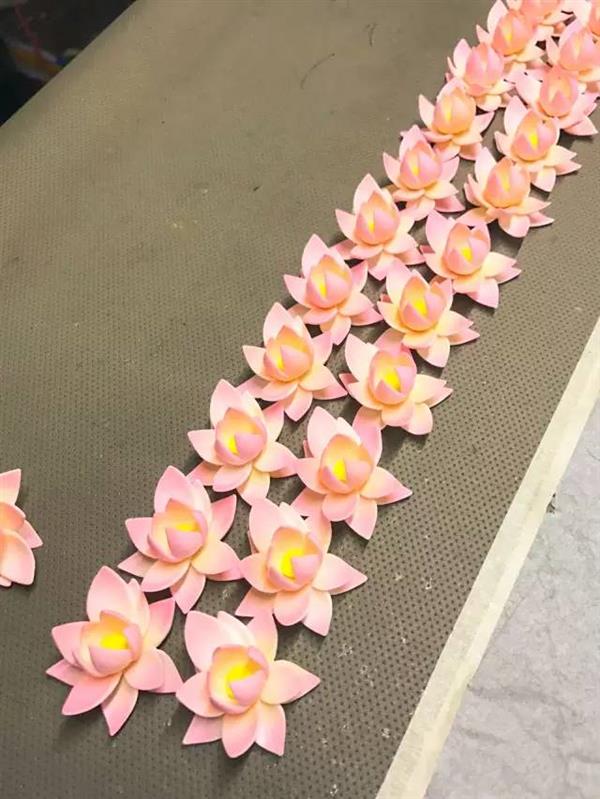 �ɽ�������ְ칤����̽���ڼ���Ů������