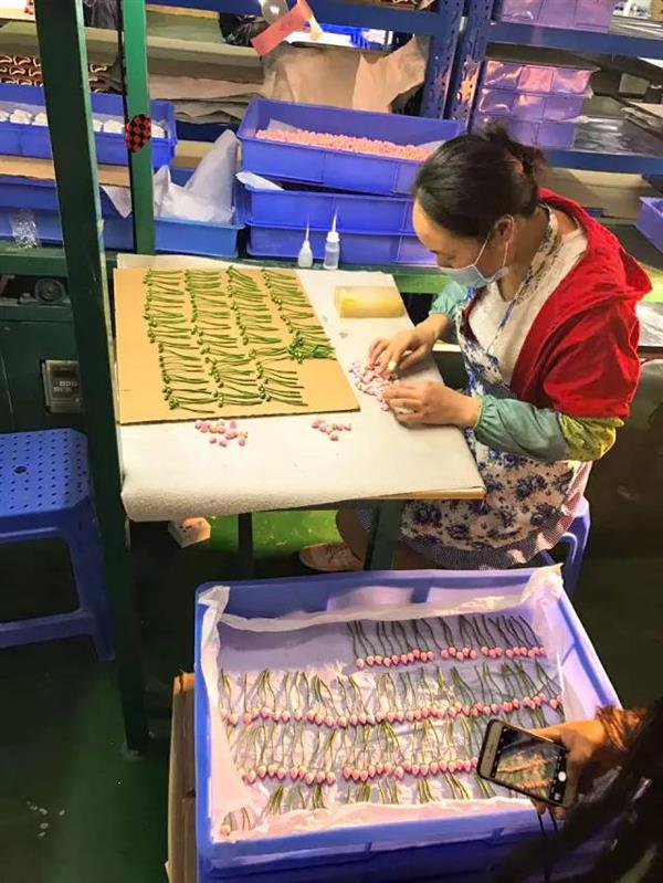 �ɽ�������ְ칤����̽���ڼ���Ů������