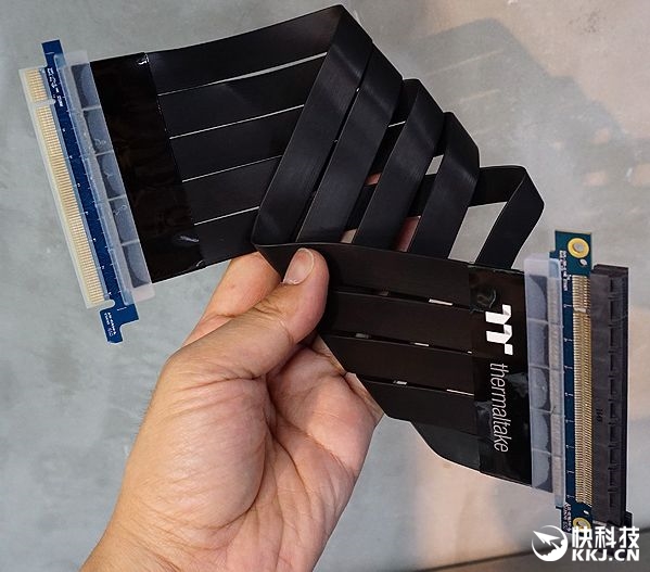 �Կ�PCIe x16�ӳ���չ���������Ӵ�ƽ����������ֱ��