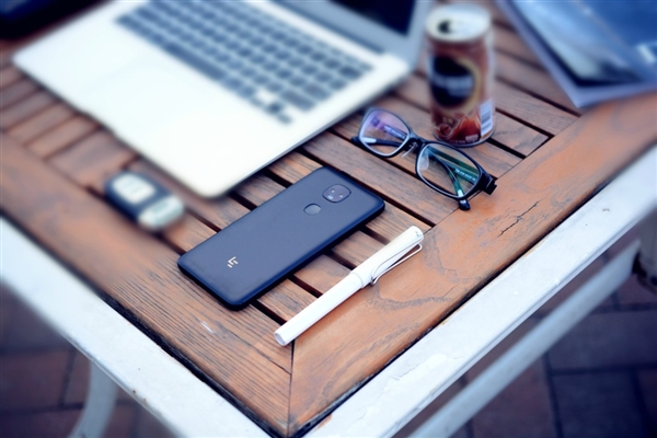 ID�ޱ߿���ʧ��1799Ԫ��Pro3˫��AI�����ͼ�ͣ�Ц���콢