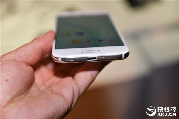 ��������835�콢AQUOS R���ͼ�ͣ�120Hz 2K��