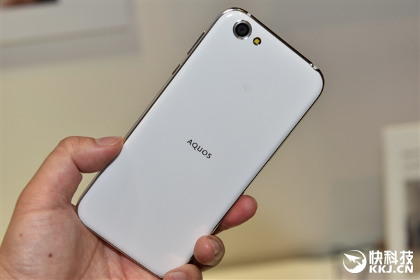 ��������835�콢AQUOS R���ͼ�ͣ�120Hz 2K��