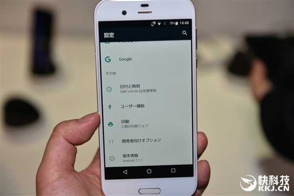 ��������835�콢AQUOS R���ͼ�ͣ�120Hz 2K��