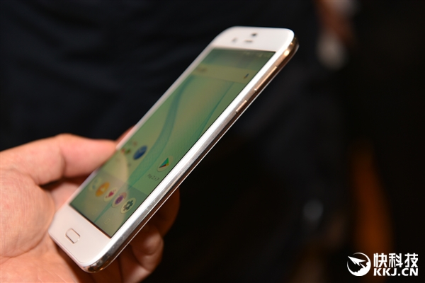 ��������835�콢AQUOS R���ͼ�ͣ�120Hz 2K��