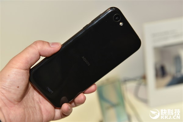 ��������835�콢AQUOS R���ͼ�ͣ�120Hz 2K��