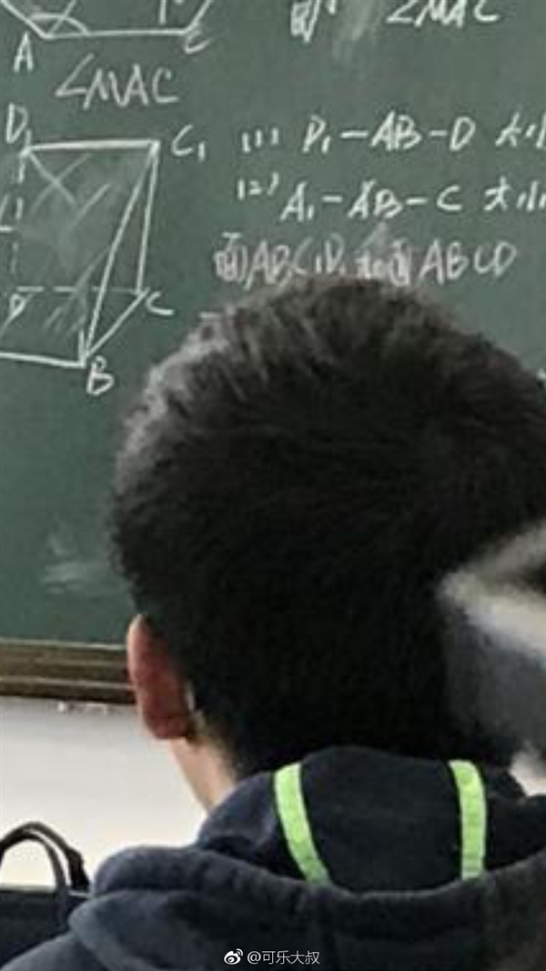 ѧ���Ͽ��桶������ҫ�� Ů��ʦ������������һ����ٱ�