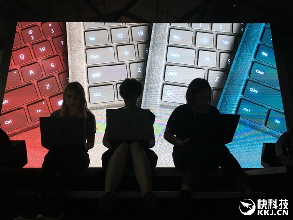 ���췢����΢��������ɫ�����ף�Surface Pro��һ��ɱ��