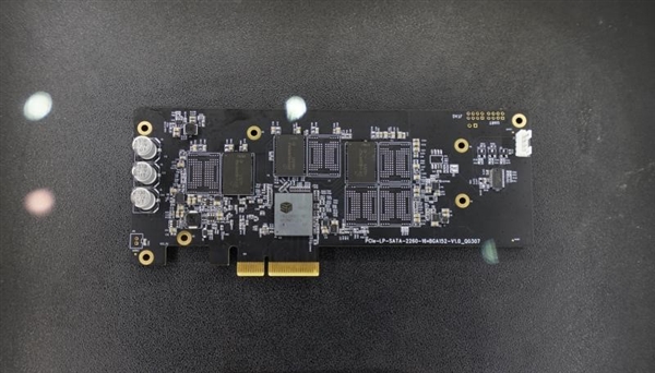 �߲ʺ籬����һ��iGame�����忨��SSD���ࣺ������