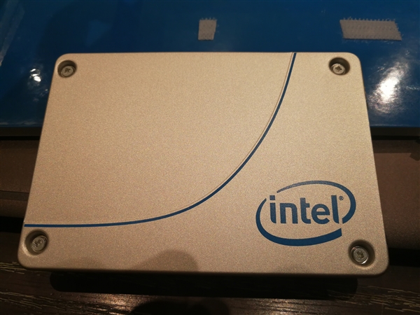 Intel����P4501�������ĳ�����̬�̣�3200MB/s������3D TLC