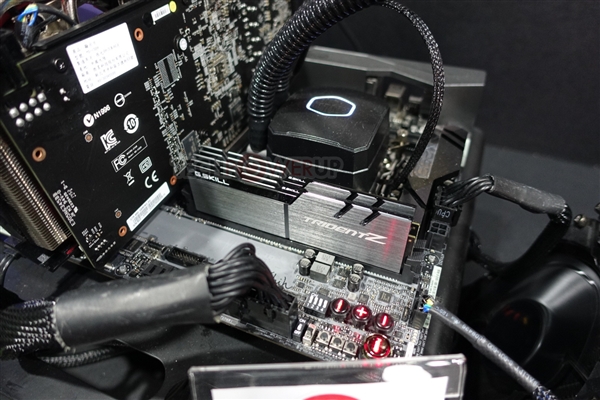 ����16GB��֥��չʾDDR4-4000+MHz�ڴ�