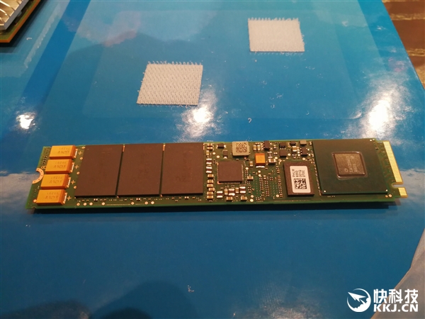 Intel����P4501�������ĳ�����̬�̣�3200MB/s������3D TLC
